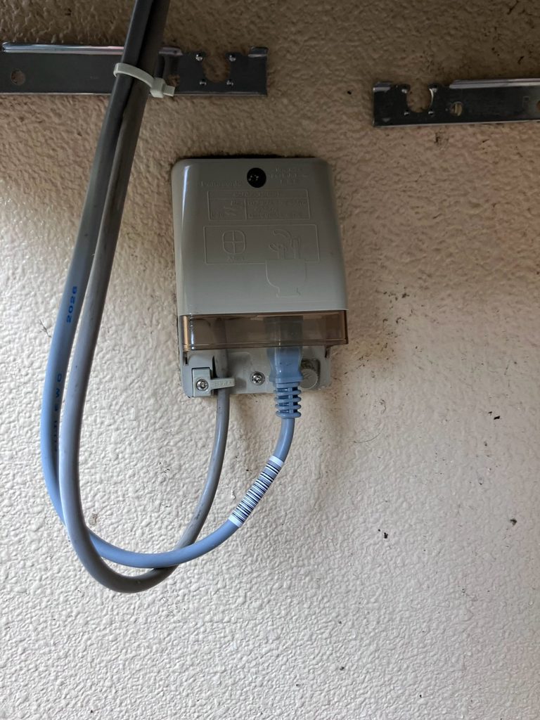 松戸市のマンションで交換した防水コンセント