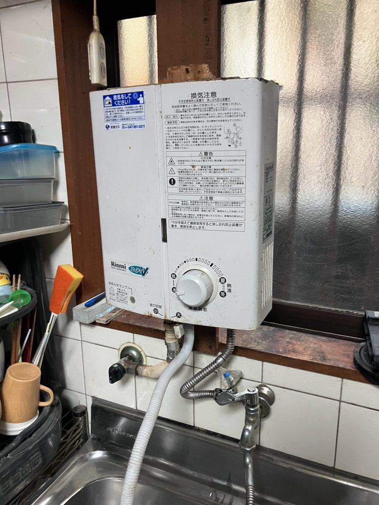 松戸市で交換前のリンナイ瞬間湯沸器RUS-V520A(WH)